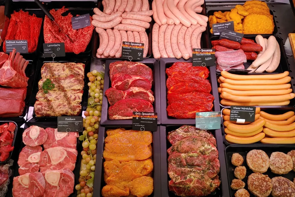 Ausschnitt der Frischetheke der Fleischerei & Partyservice Warnecke in Hamburg Wellingsbüttel mit Fleischwaren, darunter Grillfleisch, in der Fleischerei Warnecke.
