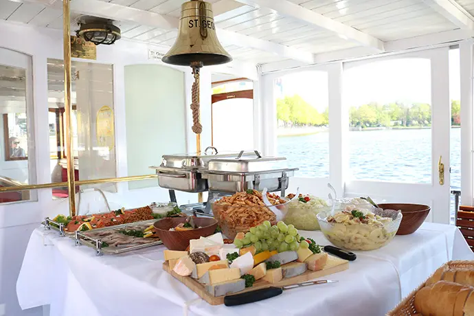 Kaltwarmes Buffet der Fleischerei & Partyservice Warnecke in Hamburg Wellingsbüttel auf dem ältesten Dampfschiff Deutschlands, der St. Georg.